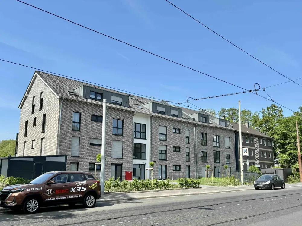 Fast neu in Fischeln: 3-Zimmer DG-Wohnung mit Süd-Terrasse, Aufzug, Erdwärmpume & Fußbodenheizung