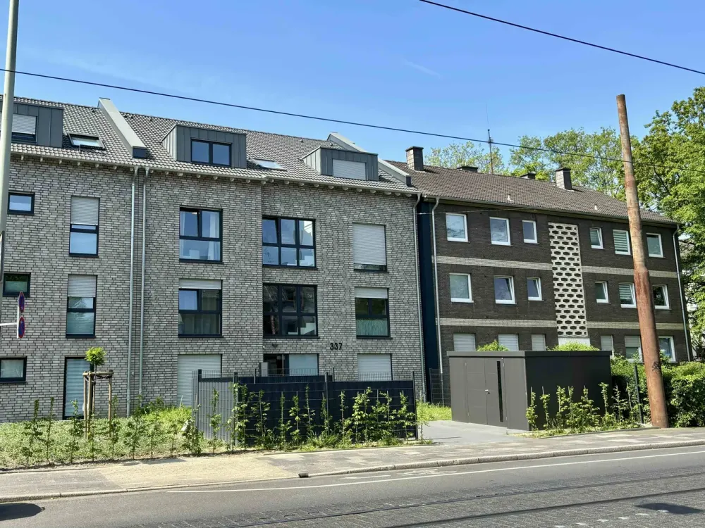 Fast neu in Fischeln: 3-Zimmer DG-Wohnung mit Süd-Terrasse, Aufzug, Erdwärmpume & Fußbodenheizung