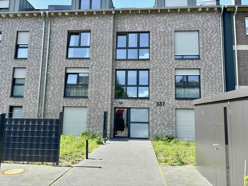 Fast neu in Fischeln: 3-Zimmer DG-Wohnung mit Süd-Terrasse, Aufzug, Erdwärmpume & Fußbodenheizung