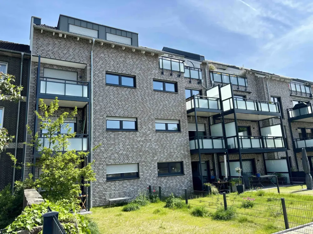 Fast neu in Fischeln: 3-Zimmer DG-Wohnung mit Süd-Terrasse, Aufzug, Erdwärmpume & Fußbodenheizung