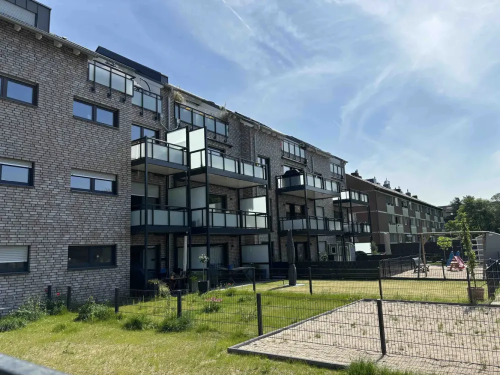 Fast neu in Fischeln: 3-Zimmer DG-Wohnung mit Süd-Terrasse, Aufzug, Erdwärmpume & Fußbodenheizung
