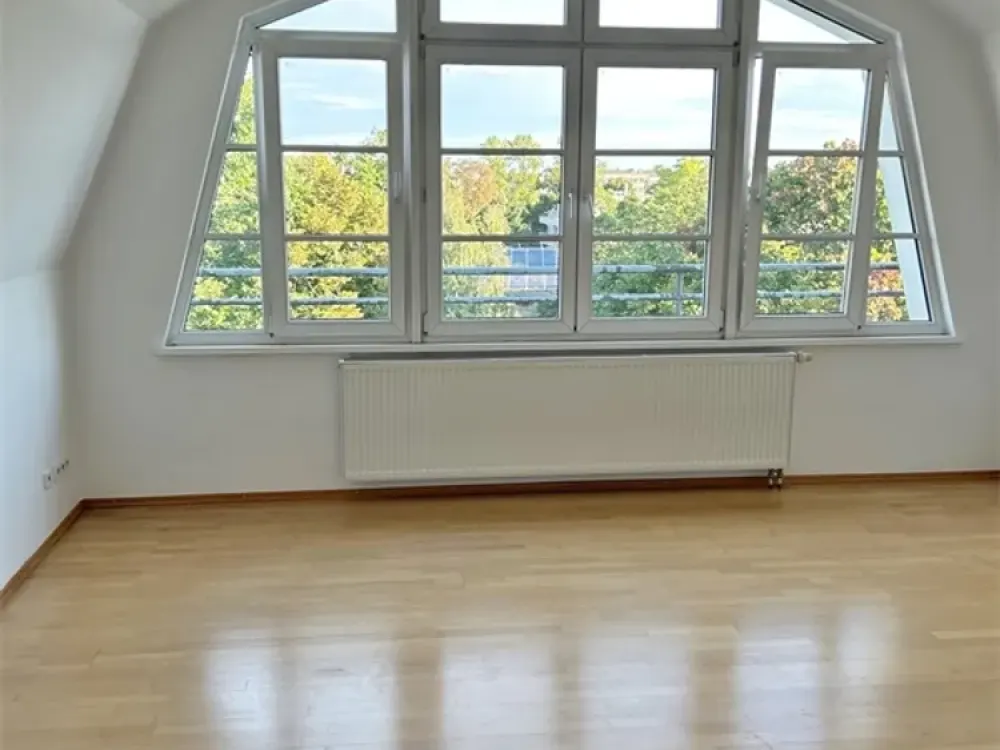 Großzügige 4-Zimmer-Dachgeschosswohnung mit Balkon! Befristeter Vertrag!