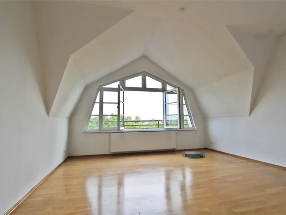 Großzügige 4-Zimmer-Dachgeschosswohnung mit Balkon! Befristeter Vertrag!