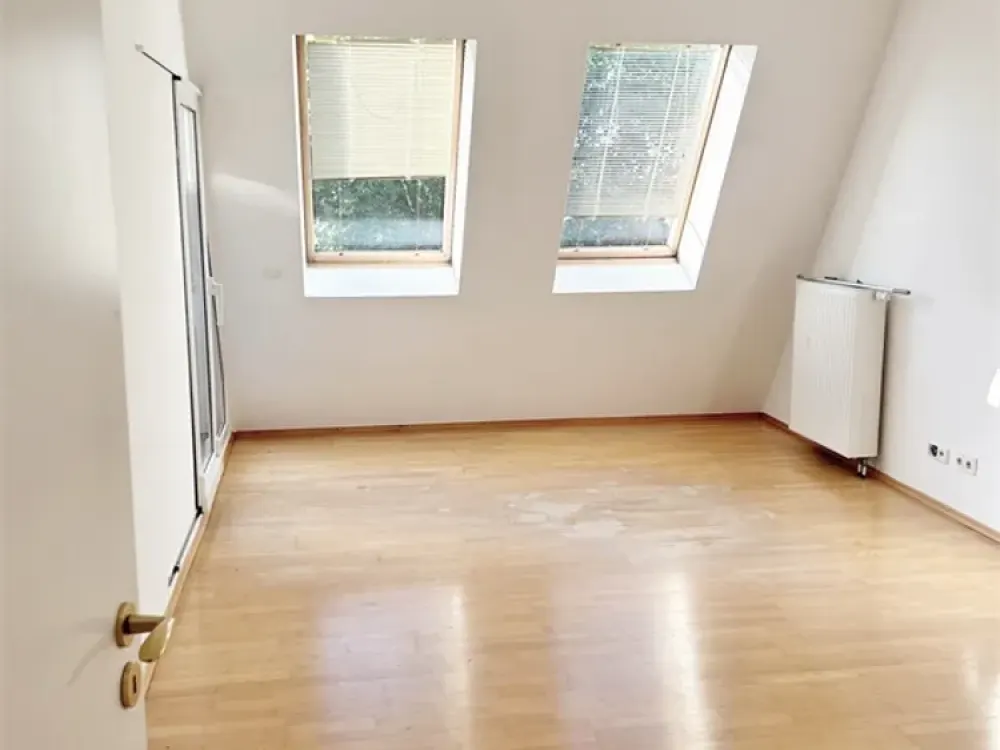 Großzügige 4-Zimmer-Dachgeschosswohnung mit Balkon! Befristeter Vertrag!