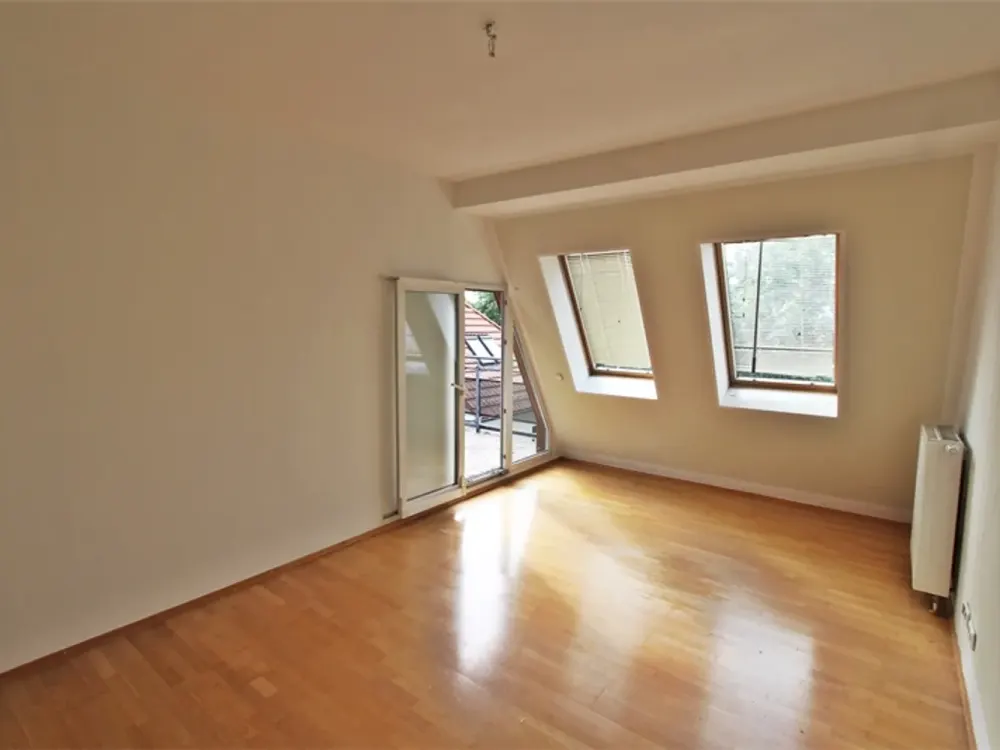 Großzügige 4-Zimmer-Dachgeschosswohnung mit Balkon! Befristeter Vertrag!