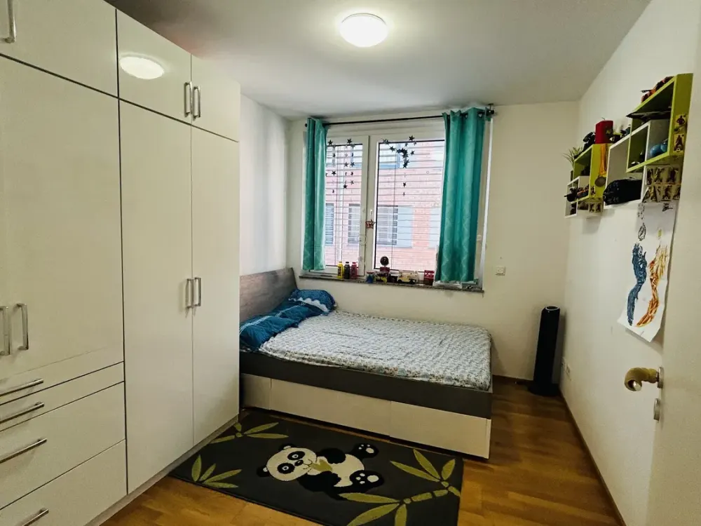 Neuwertige 4-Zimmer-Wohnung mit Einbauküche in Ludwigsburg Mitte : 1700 € Kaltmiete 300 € Nebenkoste