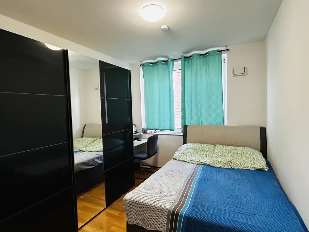 Neuwertige 4-Zimmer-Wohnung mit Einbauküche in Ludwigsburg Mitte : 1700 € Kaltmiete 300 € Nebenkoste