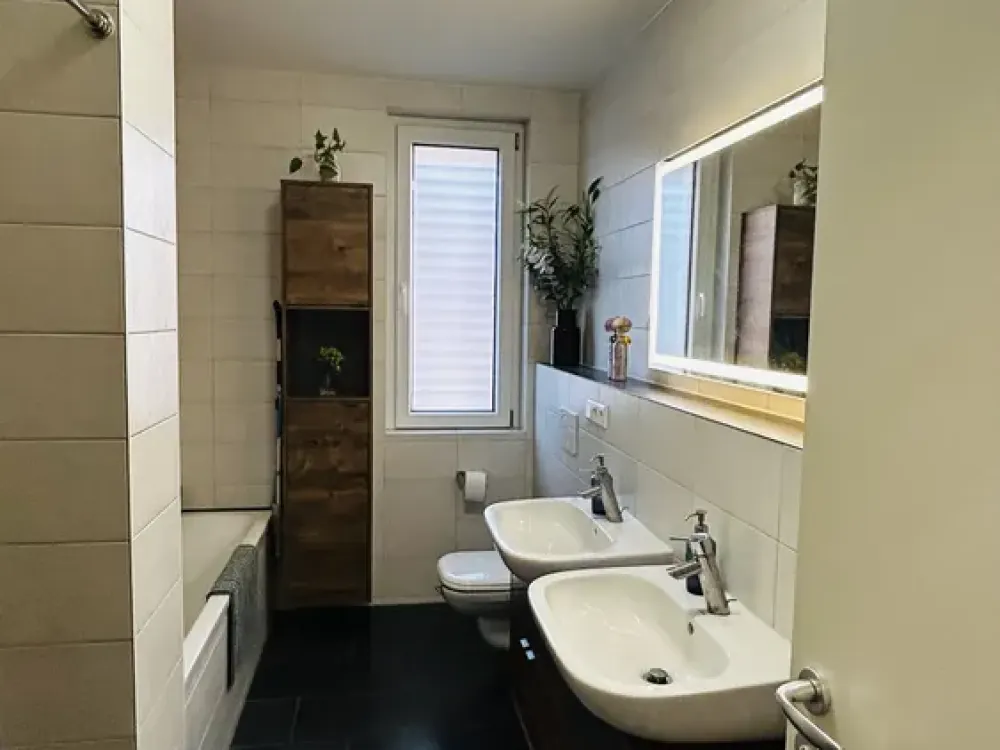 Neuwertige 4-Zimmer-Wohnung mit Einbauküche in Ludwigsburg Mitte : 1700 € Kaltmiete 300 € Nebenkoste