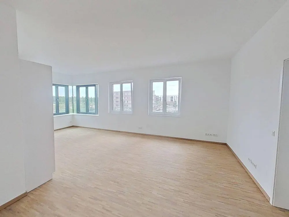 New Build in First Occupancy: Spacious 4-Room Apartment with Built-In Kitchen