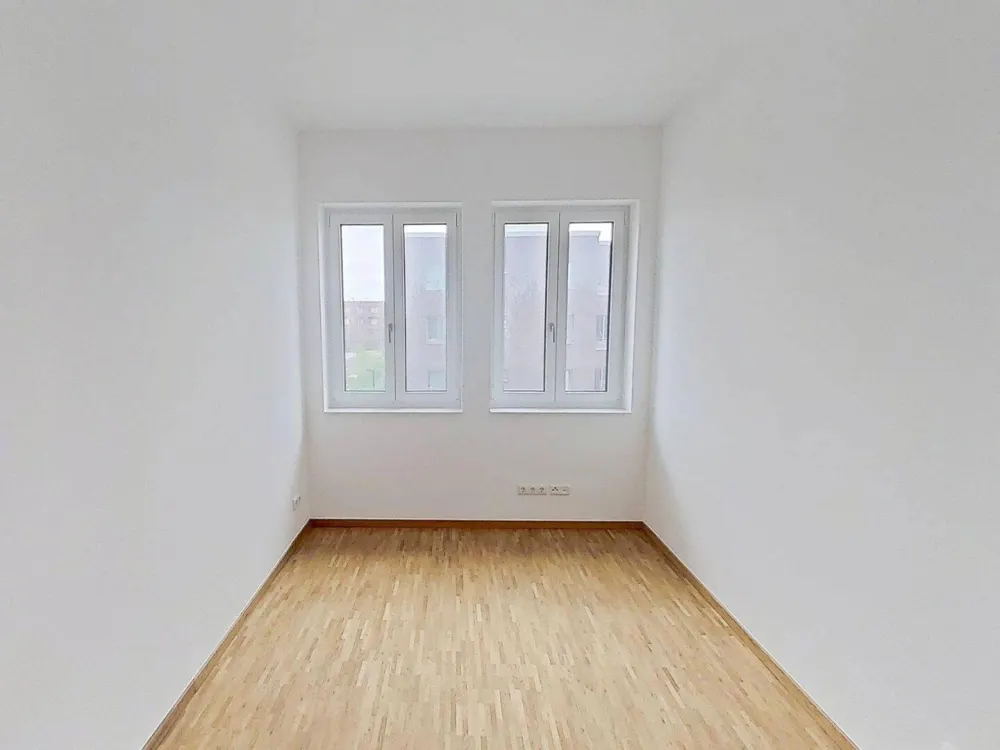 New Build in First Occupancy: Spacious 4-Room Apartment with Built-In Kitchen