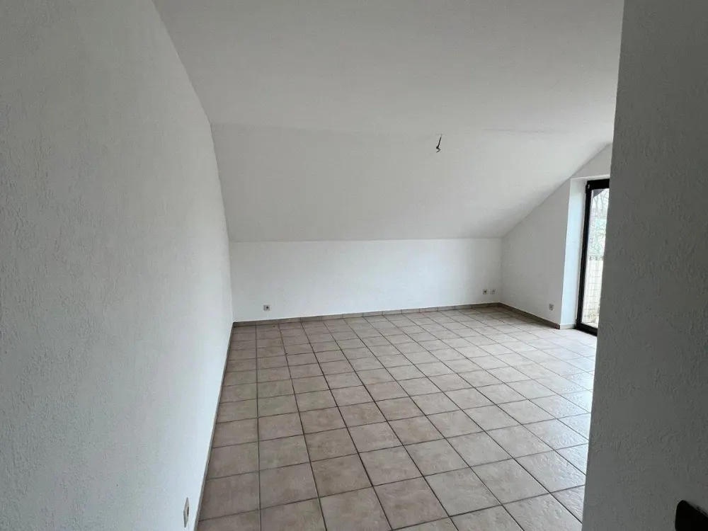 2-Zimmer-Dachgeschosswohnung mit Balkon in Langenfeld-Richrath
