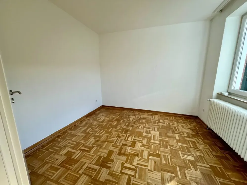 Parkett, Einbauküche und Aufzug, 2-Zimmer-Wohnung in Hannover Vahrenwald-List!