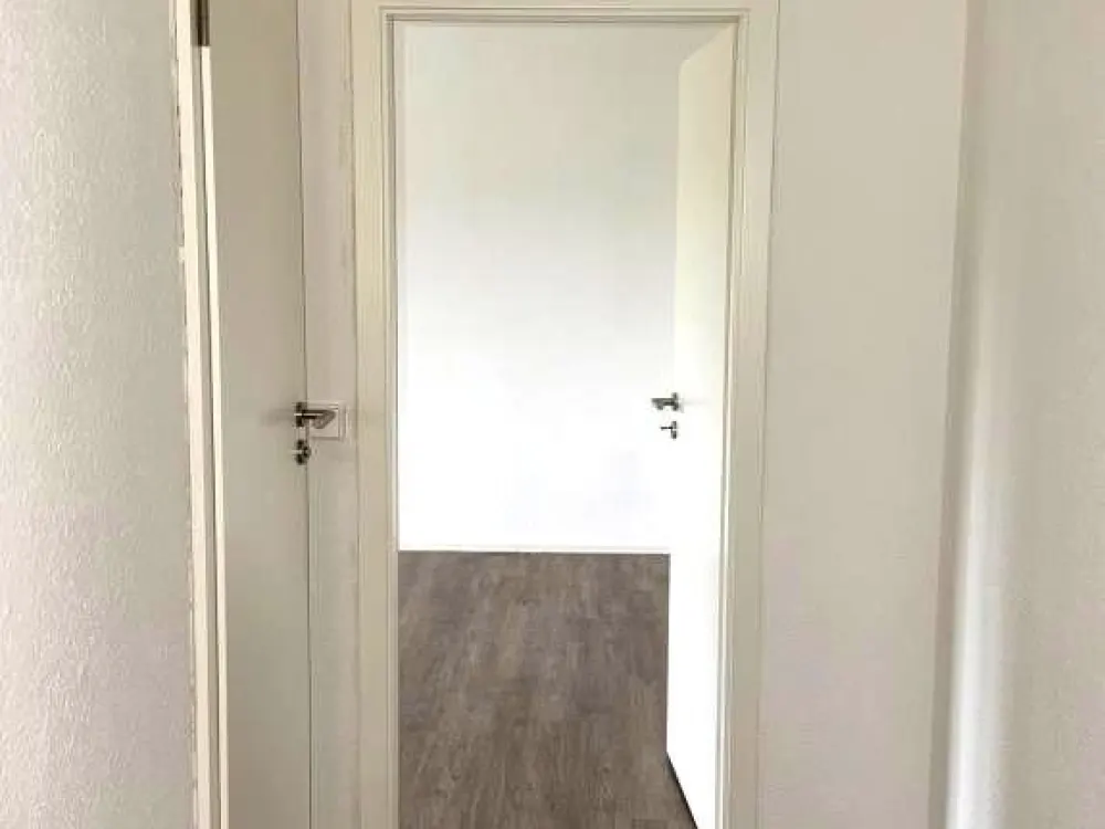 Bezugsfrei. Frisch renoviert. Bereit. / Available now. Renovated. Ready for you.