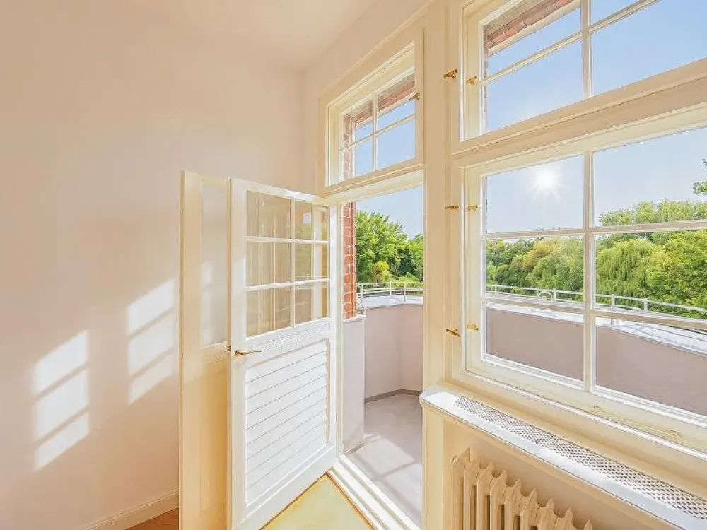 Am Kreuzpfuhlteich in Weißensee: 4 Zi-DG-Maisonette mit Aufzug EBK u 2 Balkonen (WE09)