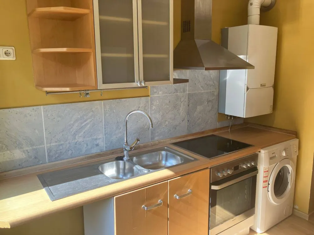 WG-geeignete 3-Zimmer-Wohnung mit Balkon- große Zimmer mit je ca. 20 m², optional mit Garage