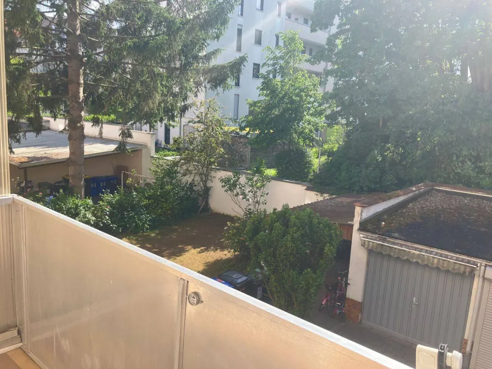 WG-geeignete 3-Zimmer-Wohnung mit Balkon- große Zimmer mit je ca. 20 m², optional mit Garage