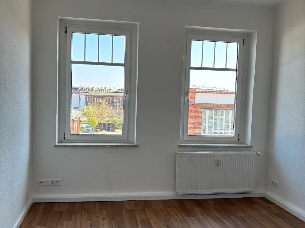 helle Drei-Raumwohnung für Familien mit Wintergarten und Einbauküche