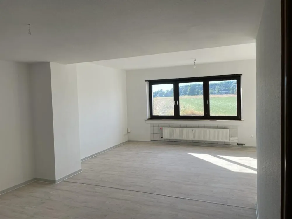 2-Zimmer-Wohnung mit ca. 90 m2 -frisch renoviert, eigener Eingang