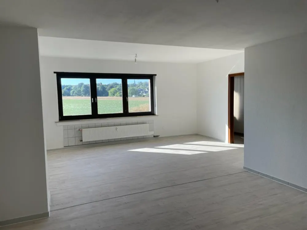 2-Zimmer-Wohnung mit ca. 90 m2 -frisch renoviert, eigener Eingang