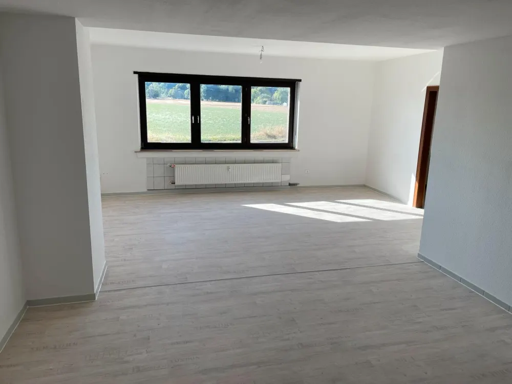 2-Zimmer-Wohnung mit ca. 90 m2 -frisch renoviert, eigener Eingang