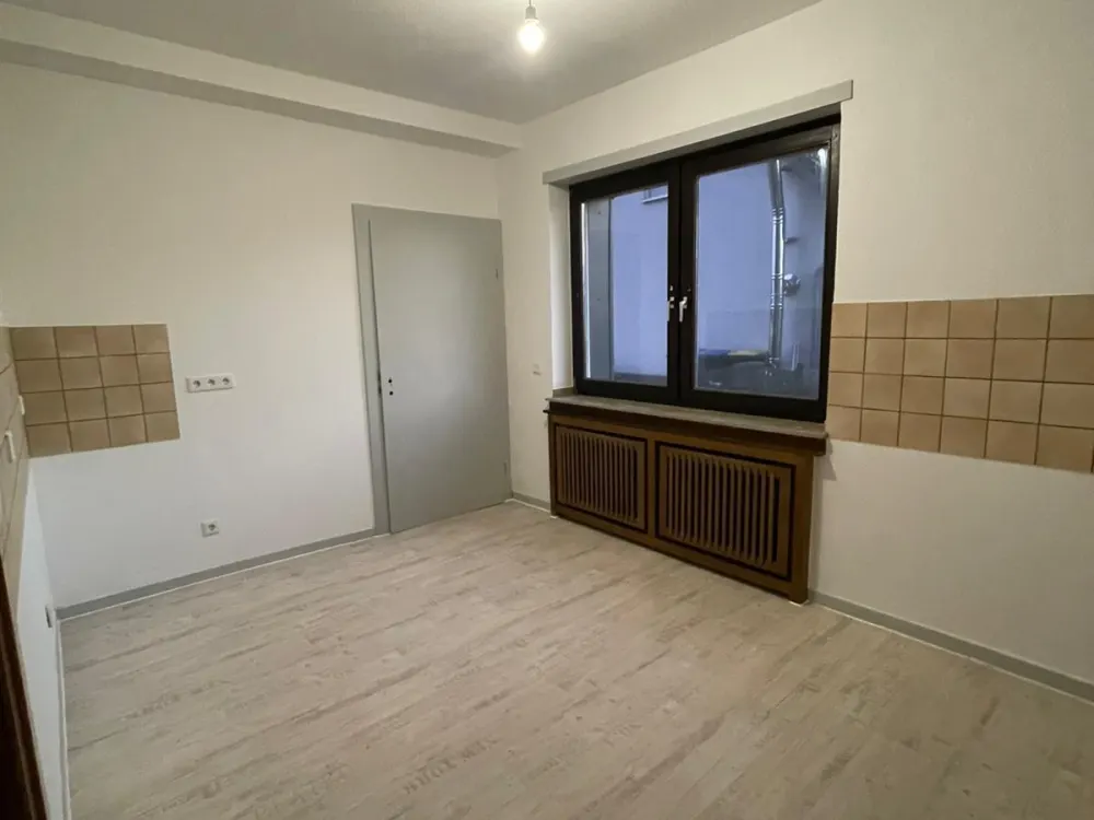 2-Zimmer-Wohnung mit ca. 90 m2 -frisch renoviert, eigener Eingang