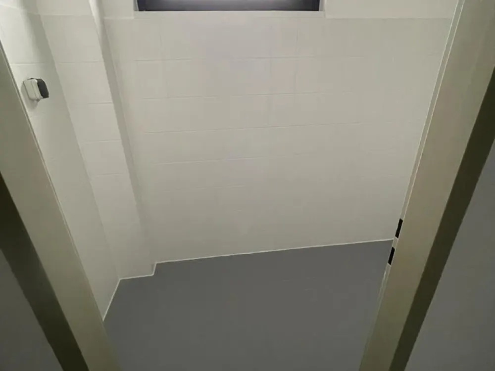 2-Zimmer-Wohnung mit ca. 90 m2 -frisch renoviert, eigener Eingang