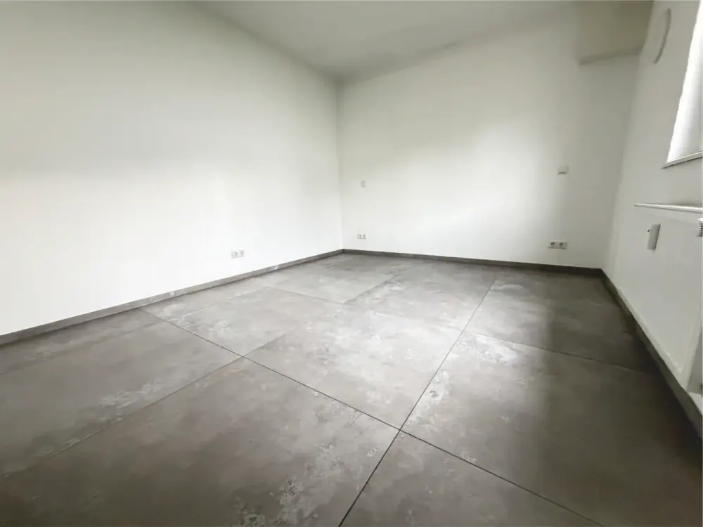 شقة في موقع سكني متميز، مطبخ مجهز حديثاً مشمول !!!