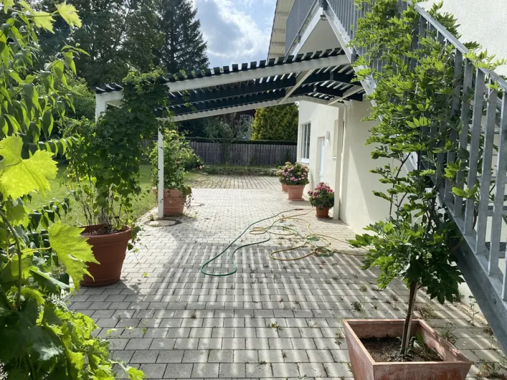 Zuhause mit drei Zimmern und viel Platz in Unterhaching mit Garage und Garten Mitbenutzung