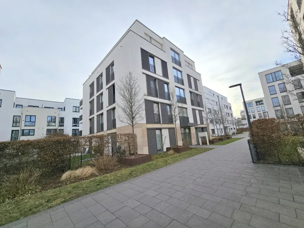 VERMIETET! Privatstraße Sachsenhausen: Attraktive 3-Zimmer-Wohnung mit großem Balkon + TG + EBK!