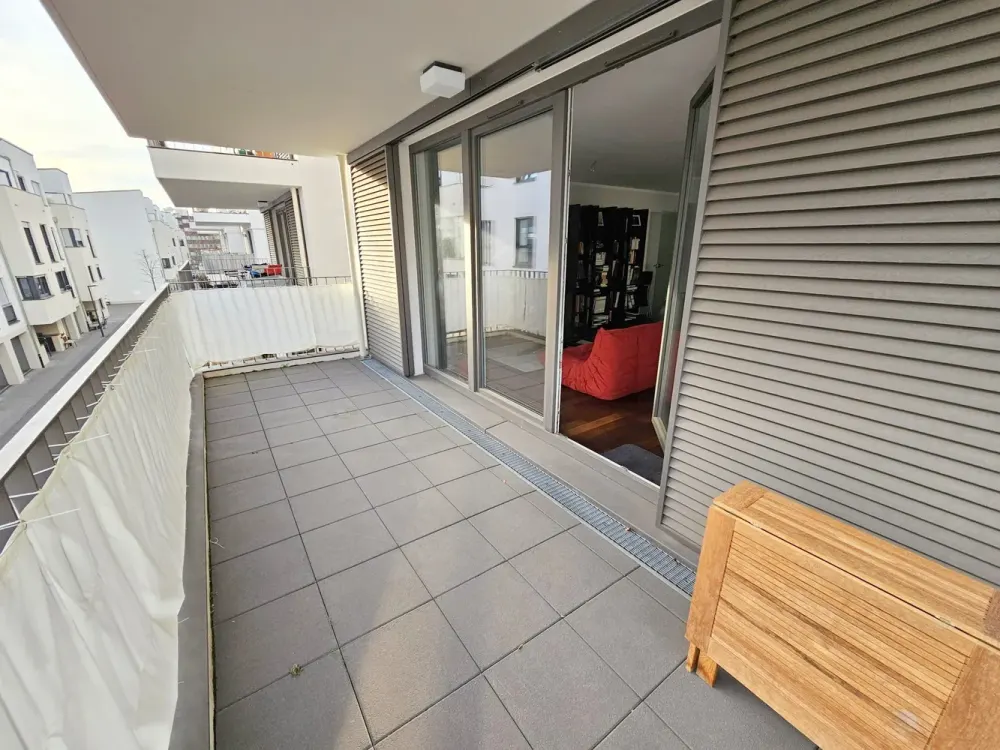 VERMIETET! Privatstraße Sachsenhausen: Attraktive 3-Zimmer-Wohnung mit großem Balkon + TG + EBK!