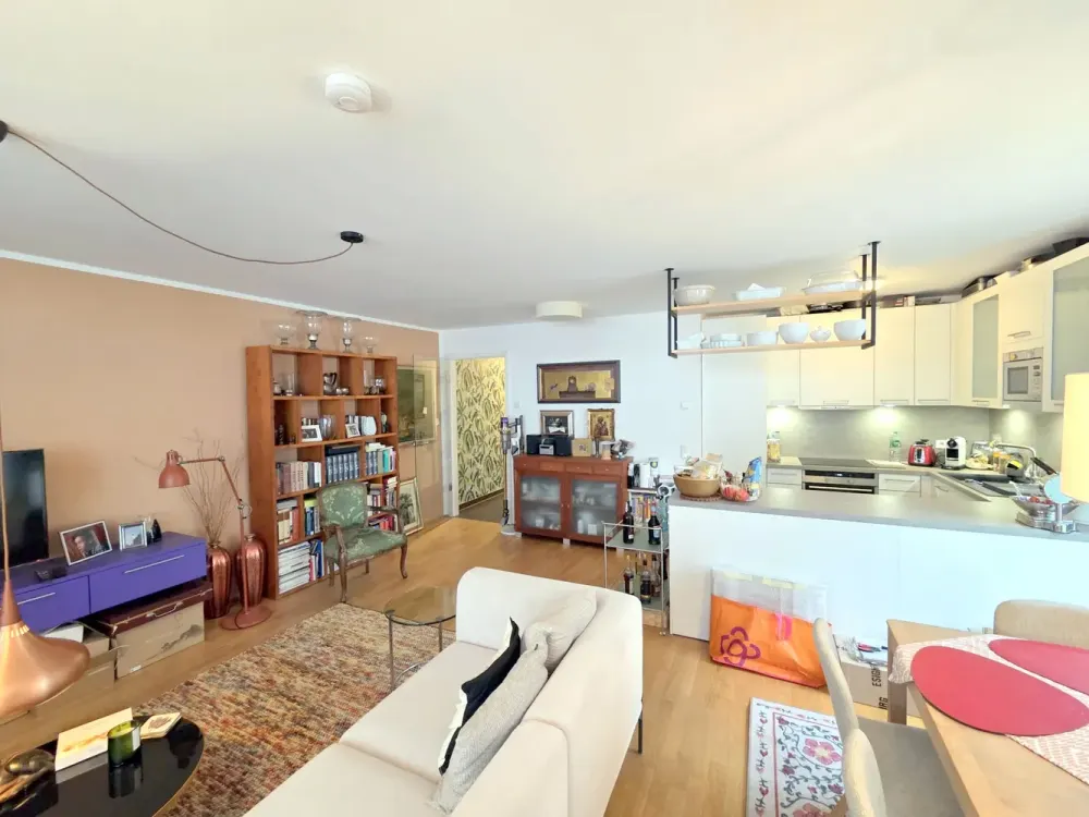 VERMIETET! Privatstraße Sachsenhausen: Attraktive 3-Zimmer-Wohnung mit großem Balkon + TG + EBK!