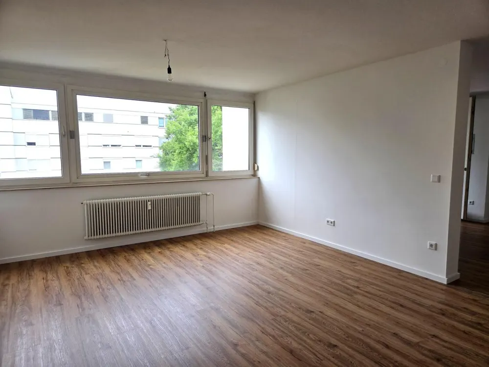 SOFORT FREI - Großzügige 2-Zimmer-Wohnung 85,5 m², Südwest-Balkon & TG, Erstbezug nach Sanierung