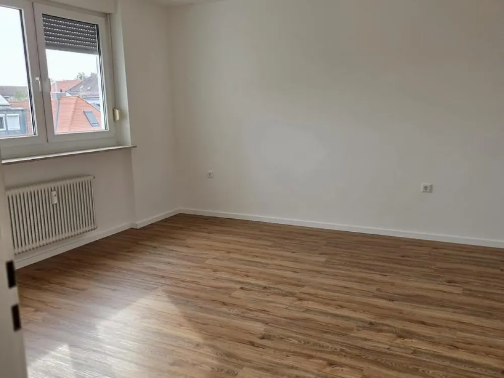 SOFORT FREI - Großzügige 2-Zimmer-Wohnung 85,5 m², Südwest-Balkon & TG, Erstbezug nach Sanierung