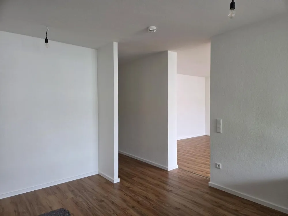 SOFORT FREI - Großzügige 2-Zimmer-Wohnung 85,5 m², Südwest-Balkon & TG, Erstbezug nach Sanierung