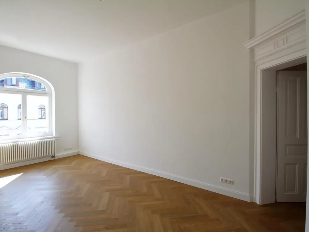 Exklusiv sanierte 4-Zimmer-Maisonette-Wohnung mit großem Wohnzimmer und zwei großen Balkonen