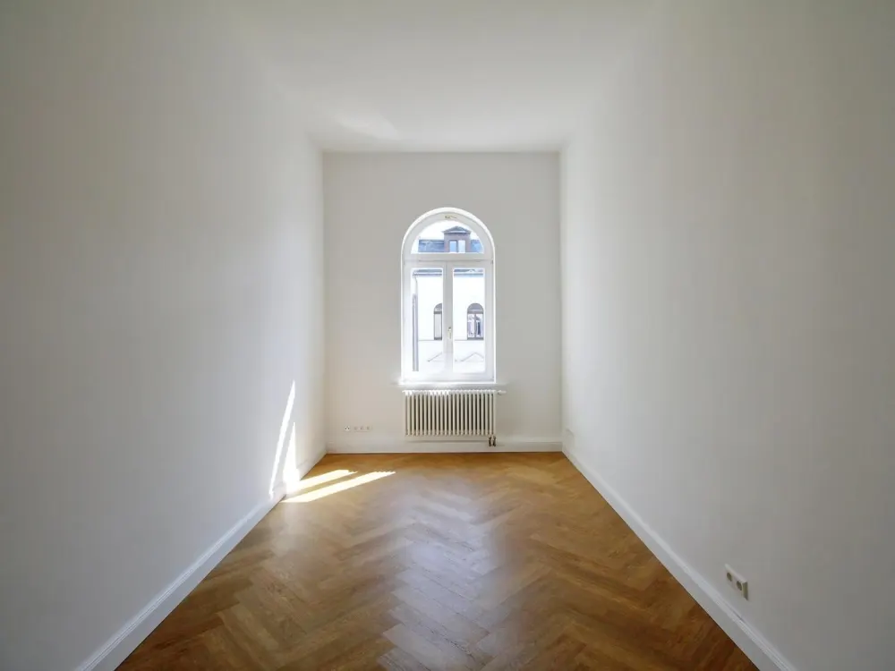 Exklusiv sanierte 4-Zimmer-Maisonette-Wohnung mit großem Wohnzimmer und zwei großen Balkonen