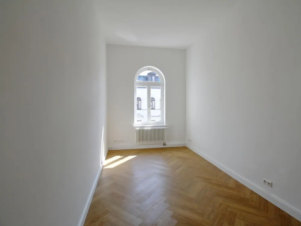 Exklusiv sanierte 4-Zimmer-Maisonette-Wohnung mit großem Wohnzimmer und zwei großen Balkonen