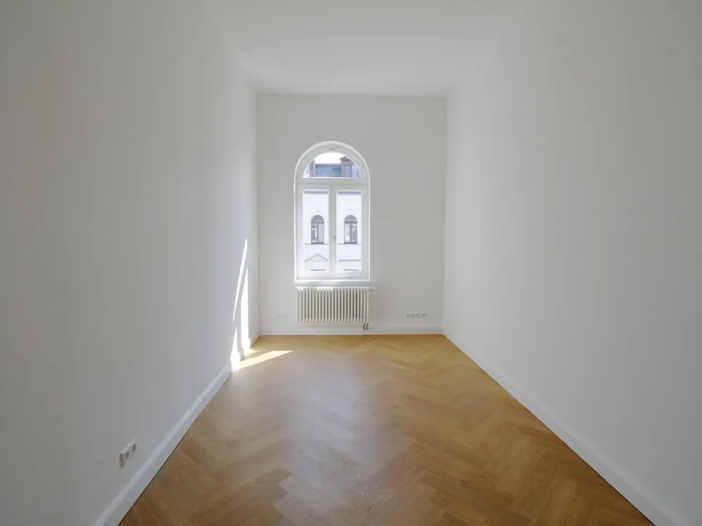 Exklusiv sanierte 4-Zimmer-Maisonette-Wohnung mit großem Wohnzimmer und zwei großen Balkonen