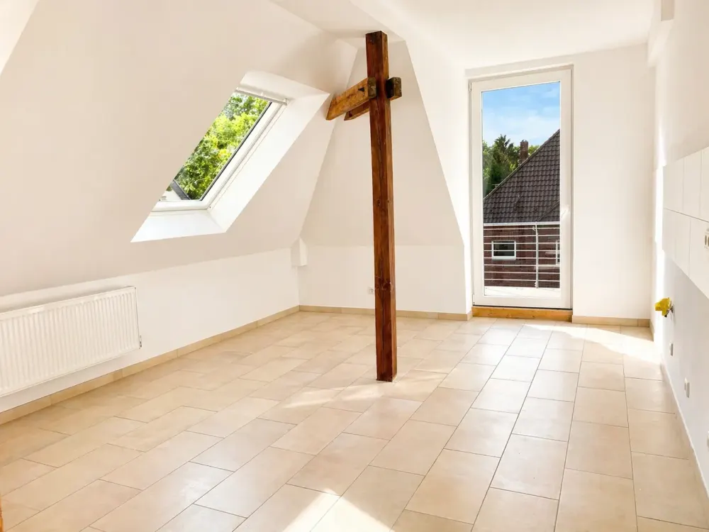+++ ALTBAUCHARME TRIFFT DACHGESCHOSS - WOHNUNG MIT FLAIR+++