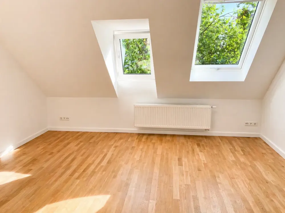 +++ ALTBAUCHARME TRIFFT DACHGESCHOSS - WOHNUNG MIT FLAIR+++