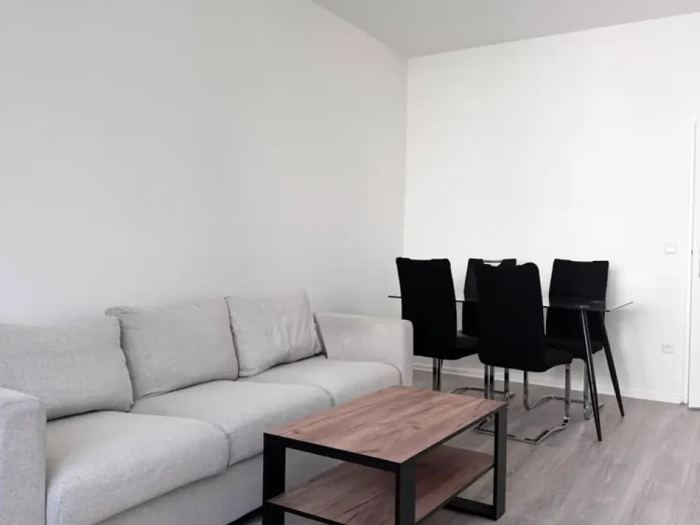 Erstbezug nach Sanierung: Stilvolles & voll möbliertes 2-Zimmer-Apartment mit Balkon in Spandau
