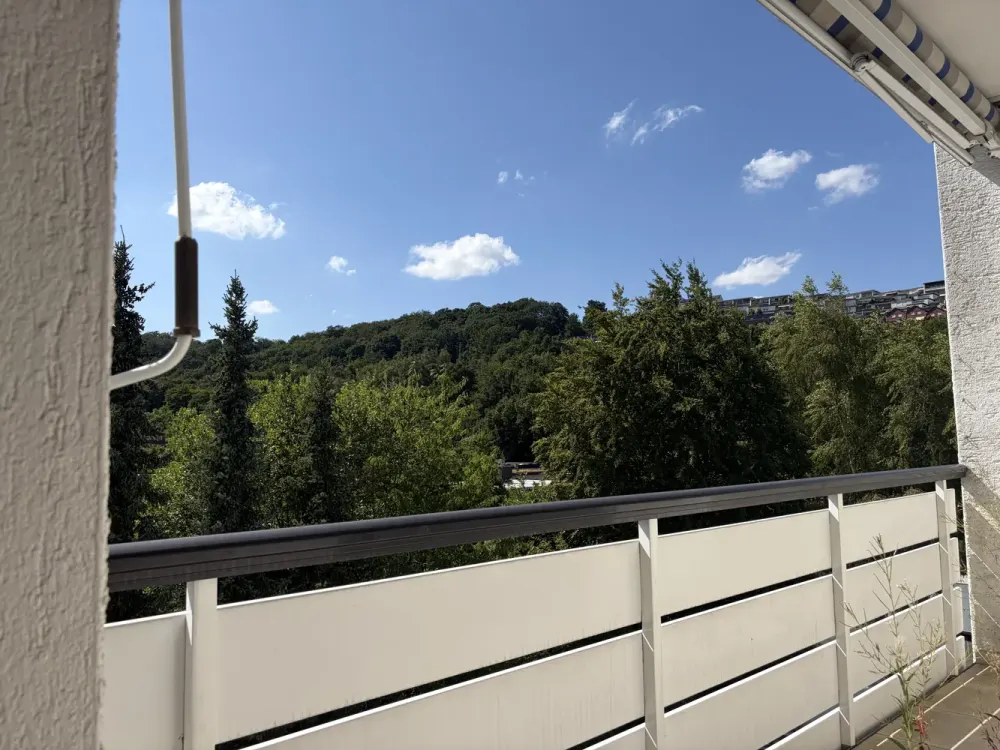 Helle 3-Zimmer Wohnung (81m²) mit Einbauküche, Balkon mit Markise und Tiefgarage.