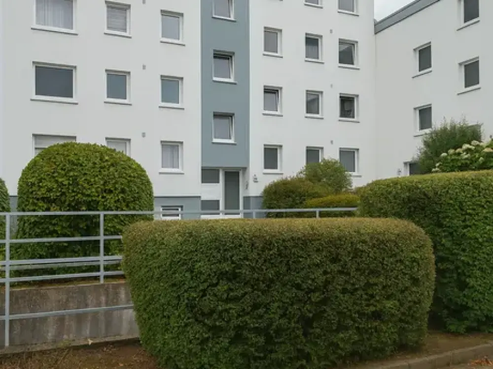 Helle 3-Zimmer Wohnung (81m²) mit Einbauküche, Balkon mit Markise und Tiefgarage.