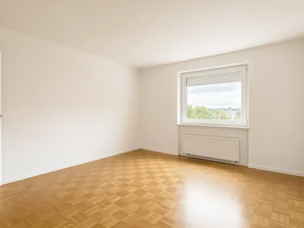 Helle 3-Zimmer Wohnung (81m²) mit Einbauküche, Balkon mit Markise und Tiefgarage.