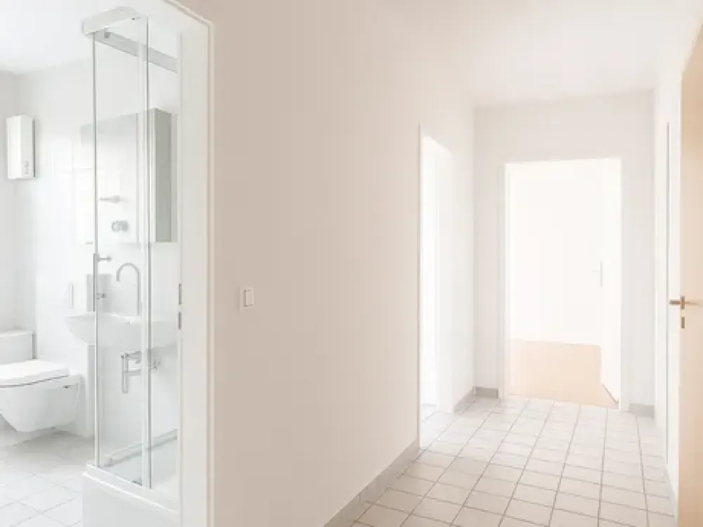 Helle 3-Zimmer Wohnung (81m²) mit Einbauküche, Balkon mit Markise und Tiefgarage.