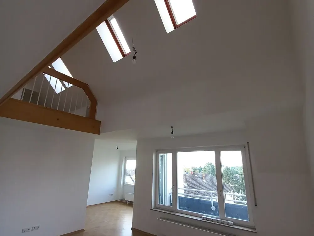 Loft-Feeling pur: Helle Galeriewohnung mit beeindruckendem Wohnraum in Oberursel (Taunus)