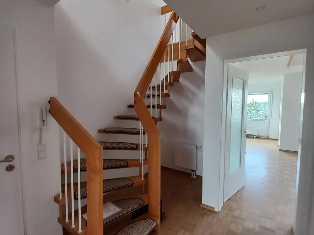 Loft-Feeling pur: Helle Galeriewohnung mit beeindruckendem Wohnraum in Oberursel (Taunus)