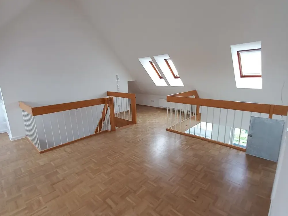 Loft-Feeling pur: Helle Galeriewohnung mit beeindruckendem Wohnraum in Oberursel (Taunus)