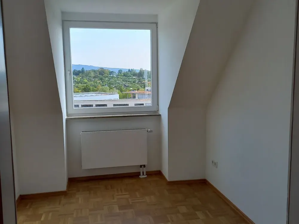 Loft-Feeling pur: Helle Galeriewohnung mit beeindruckendem Wohnraum in Oberursel (Taunus)