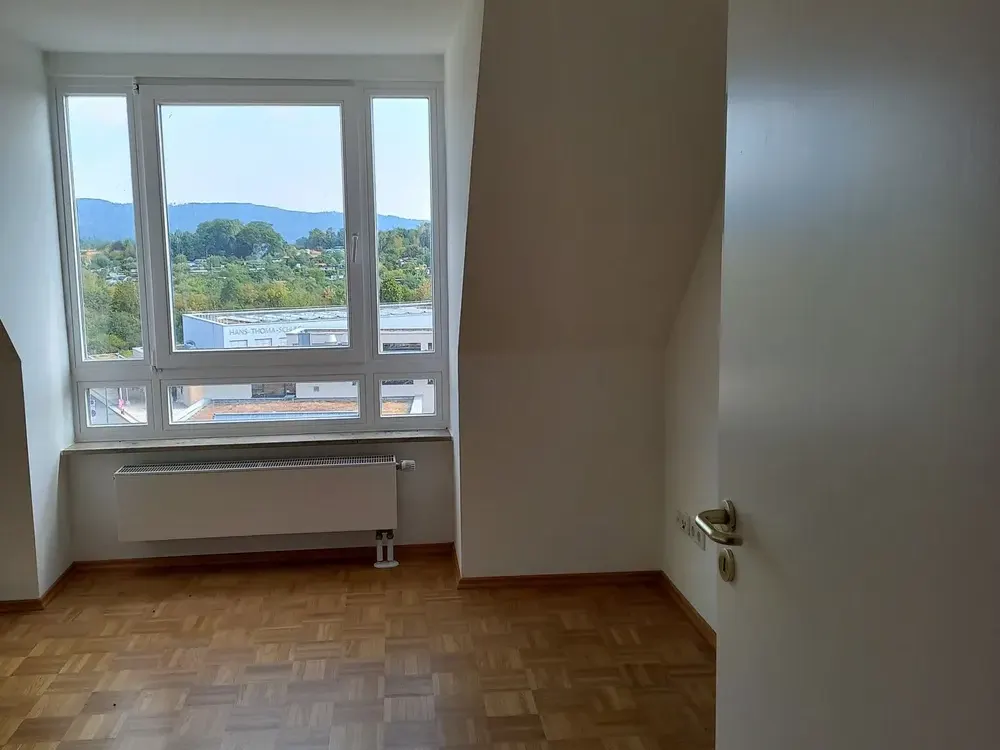Loft-Feeling pur: Helle Galeriewohnung mit beeindruckendem Wohnraum in Oberursel (Taunus)